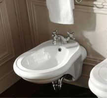 Пример использования биде в классическом дизайне ванной комнаты.
